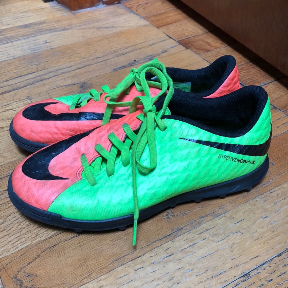 NIKE Boys soccer sneakers